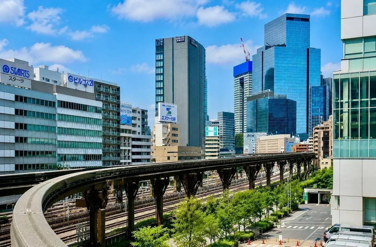 Hochbahn-Trasse führt an Hochhäusern vorbei durch die Skyline von Tokio – praktische Fortbewegung mit Bahn und Suica-Karte