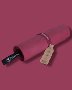 EcoGreen Handtuch Mauve Detailansicht – Druckknopfschlaufe & Qualität